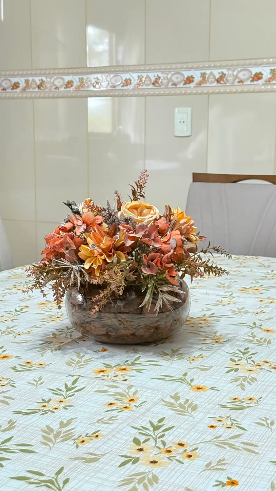 Arranjo de Flores Artificiais Outonais em Vaso de Vidro Curvo com Cascas de Pinus – 25cm