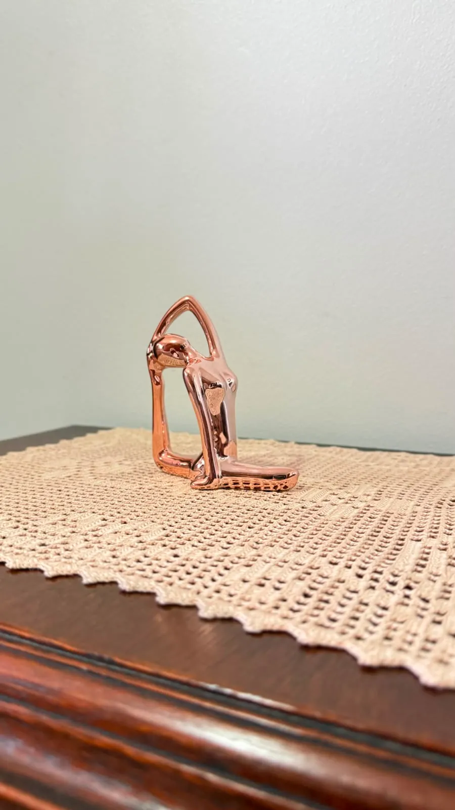 Enfeite Decorativo Estatueta Bailarina / Posição Yoga Porcelana Metalizada – Rose Gold – 10cm x 12cm